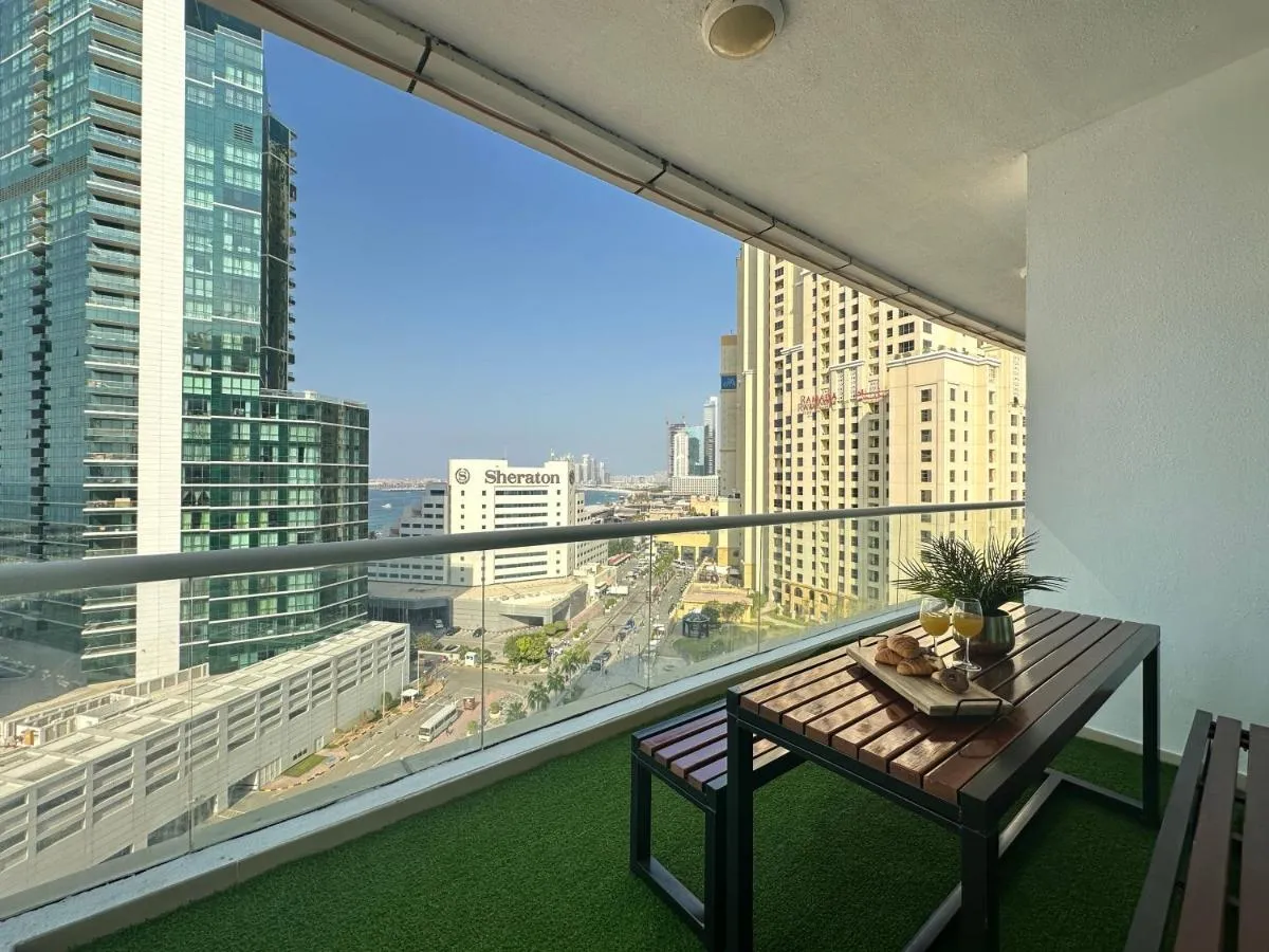 Opulent Flat with Beach, Pool & Canal View in JBR - 2