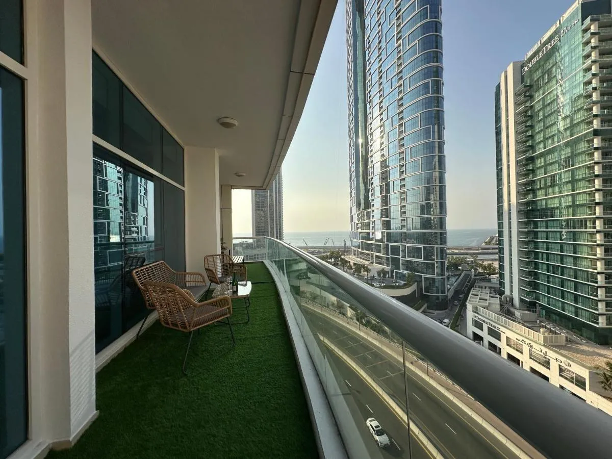 Opulent Flat with Beach, Pool & Canal View in JBR - 3