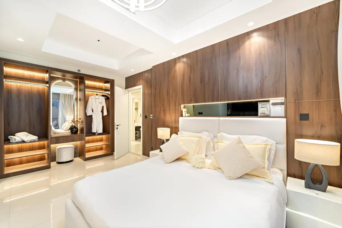 Panoramic Burj Khalifa and Sea View, Infinity Pool, Luxury 2BR - 3