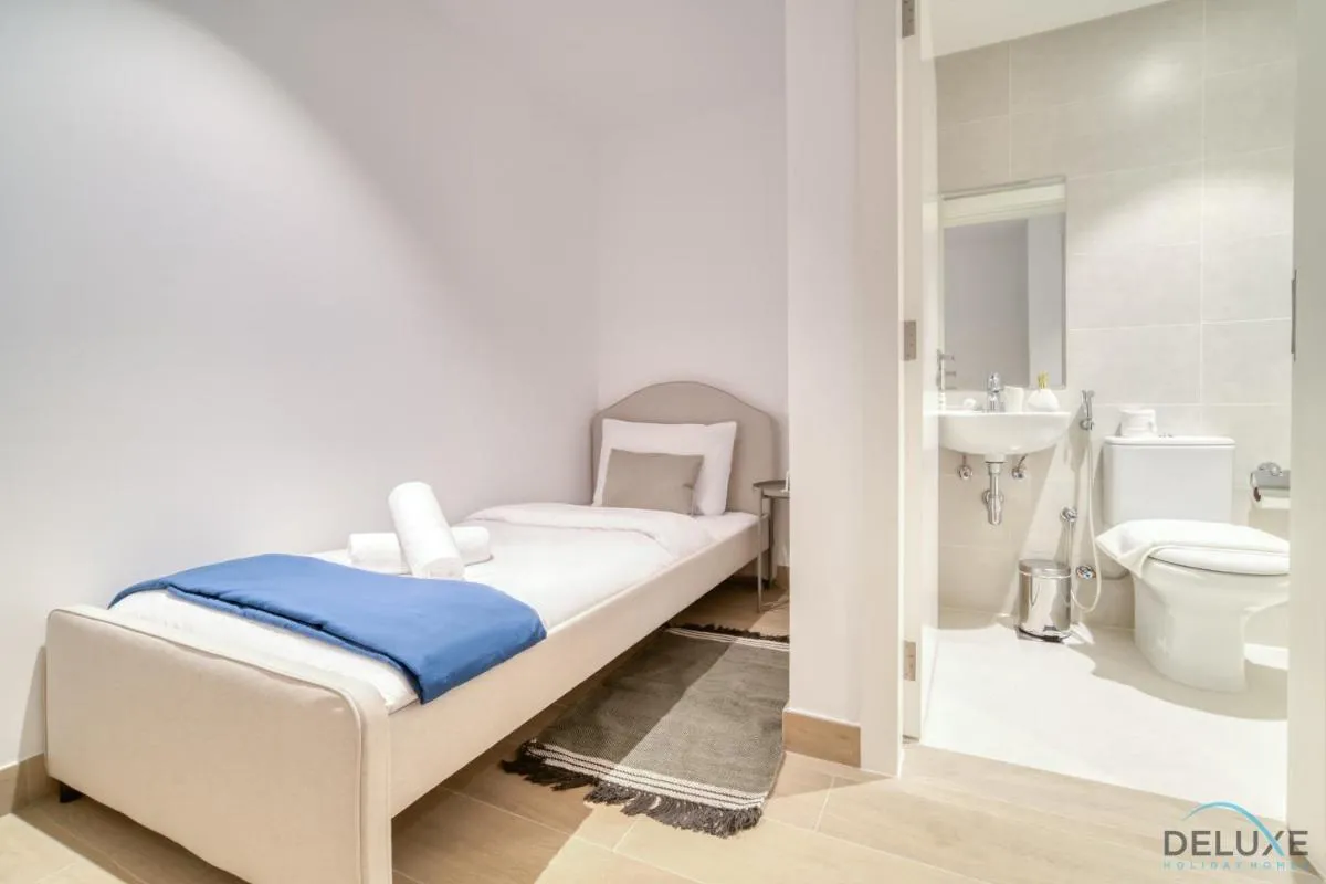 Peaceful 4BR Penthouse with Assistant Room at Le Pont Jumeirah by Deluxe Holiday Homes - 3