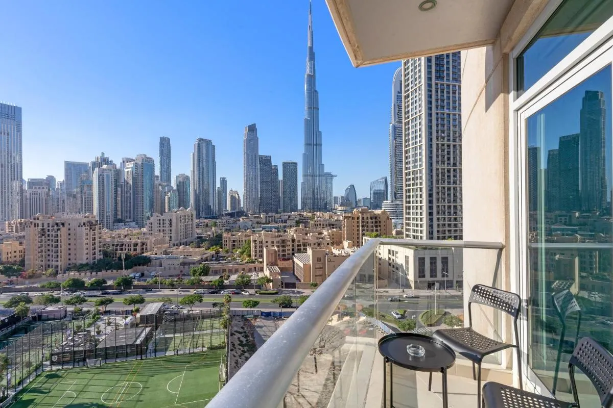 Prime 2BR with Balcony & Full Burj Khalifa Views - 2