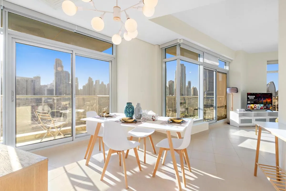 Prime 2BR with Balcony & Full Burj Khalifa Views - 3