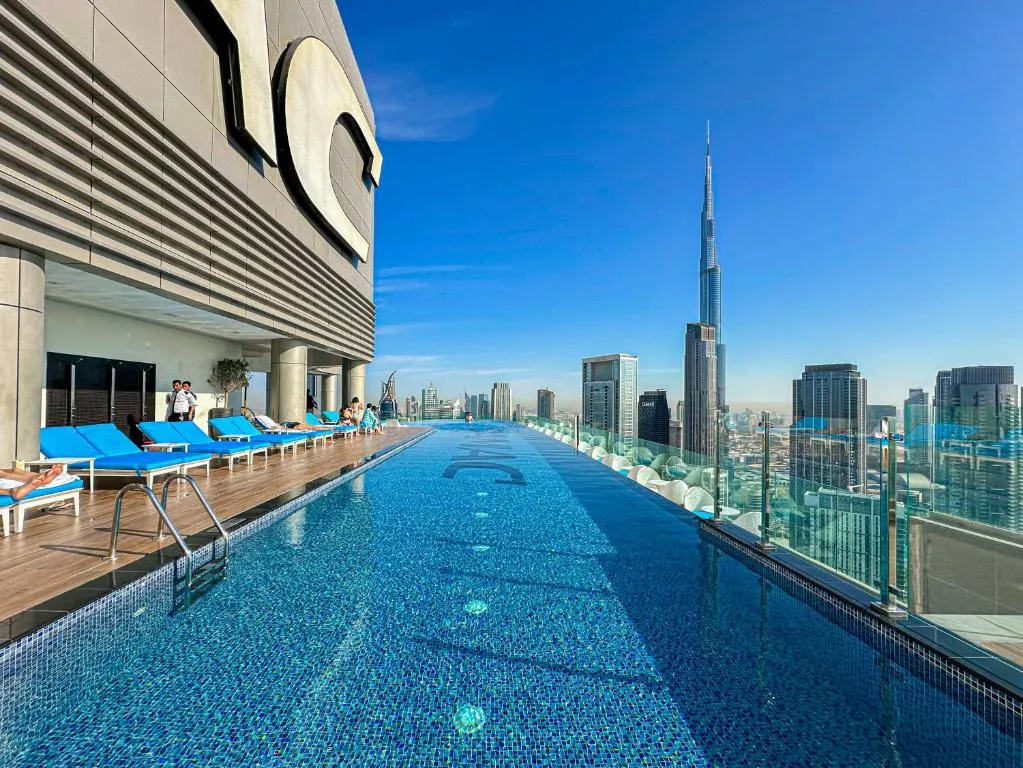 Sky-high Oasis Burj Khalifa Views, Rooftop Infinity Pool, 3BR apartment in Paramount Hotel Midtown