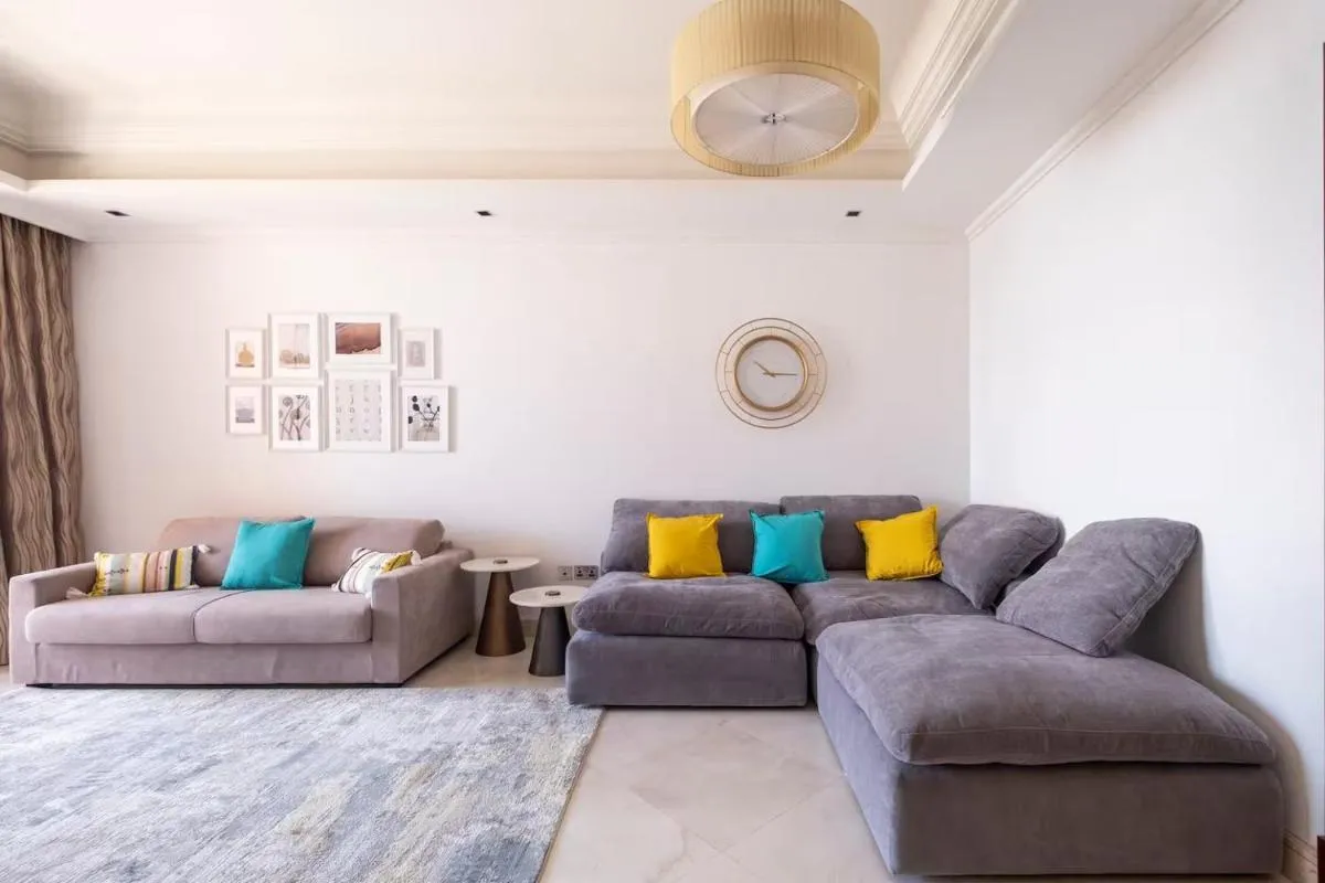 Spacious 2-bedroom beachfront apartment with pool - 3