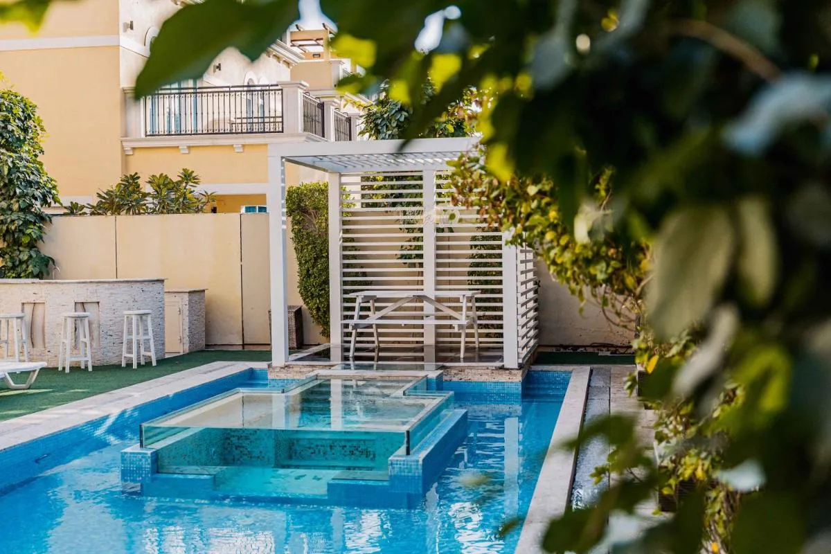 Stunning 4BR Jumeira Park Villa With Pool and Jacuzzi - 3