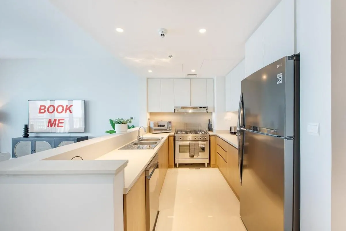 Stylish Cozy 3-Bedroom Apartment with Harbour Views in Dubai Creek Harbour - 2