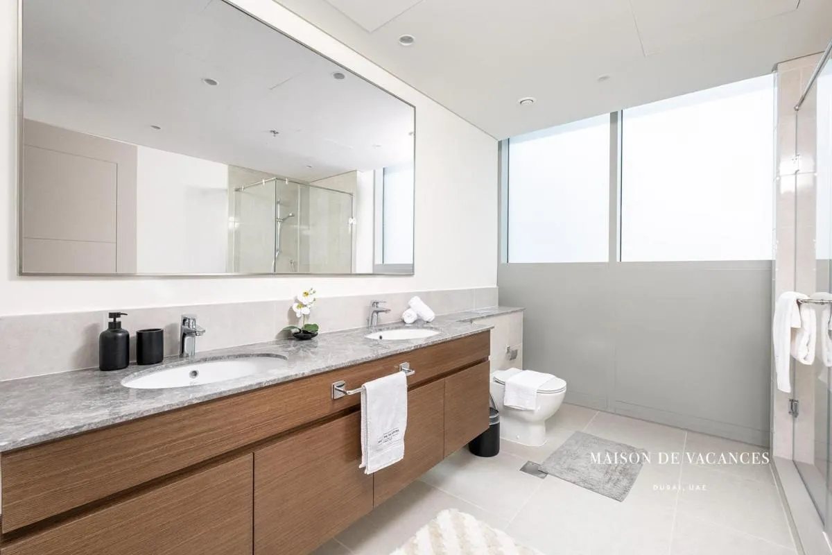 Three Bedroom in Downtown with Burj Khalifa View - 2