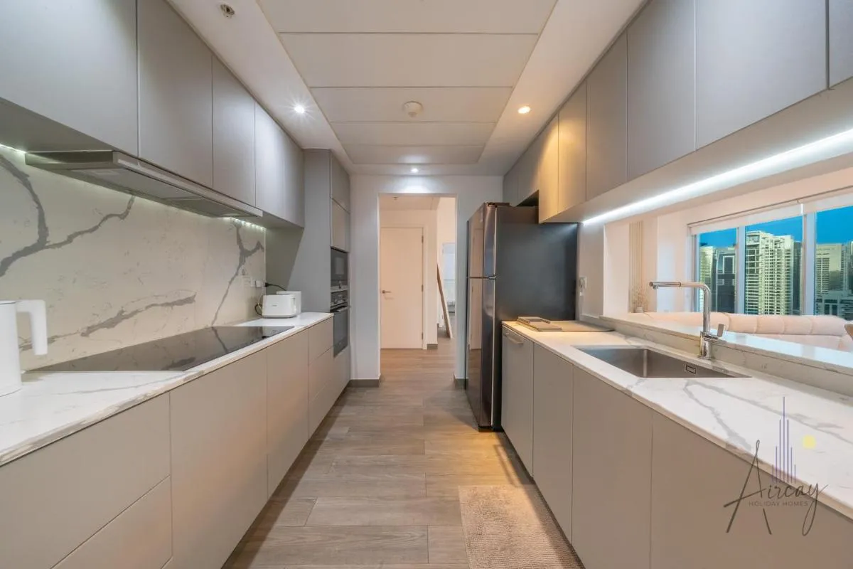 Top-floor Luxury 2br With Stunning Marina View - 3