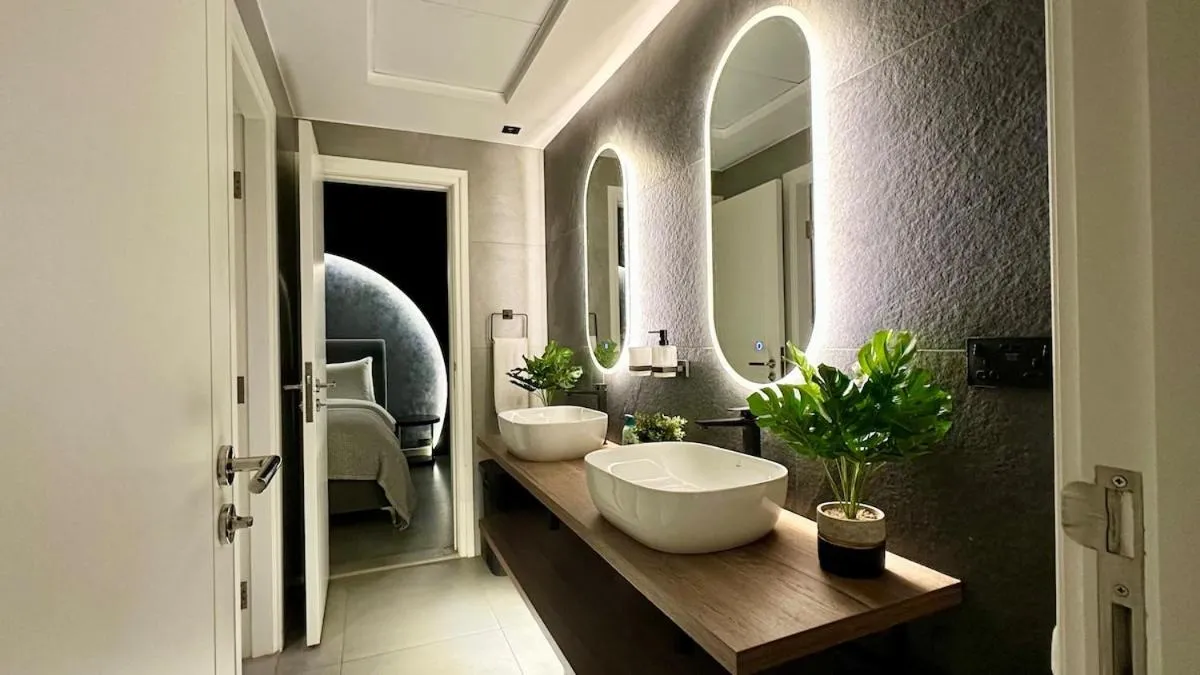 Ultimate 5BR Luxury I 2500 sqf I Burj Inner Circle - 2