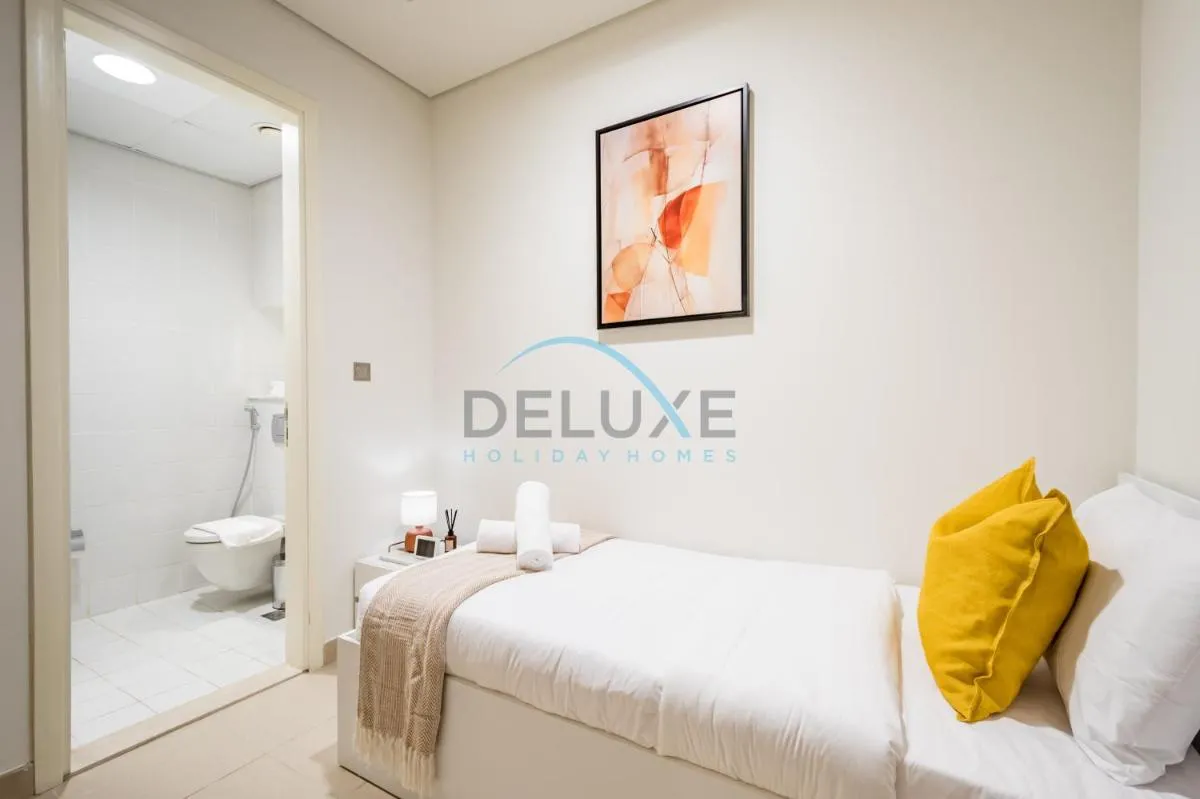 Waterfront 2BR Apartment with Assistant Room in Dream Palm Residence, Palm Jumeirah by Deluxe Holiday Homes - 3