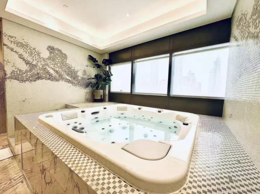 WonderfulStay at Paramount – Highest Infinity Pool – Burj Khalifa View – Brand New Luxury Apartments - 3