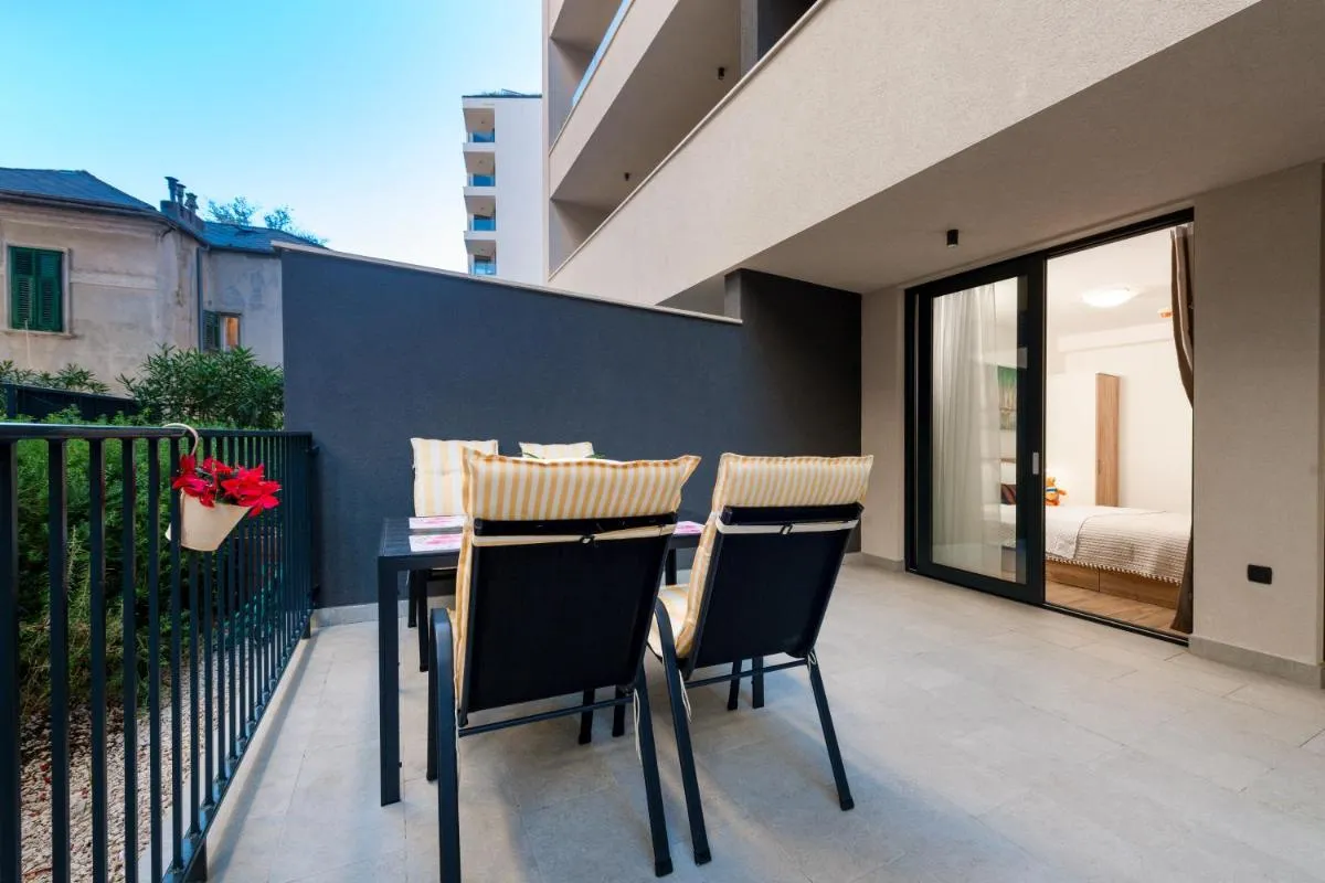 Image 3 of Lupo Gravosa FREE PARKING