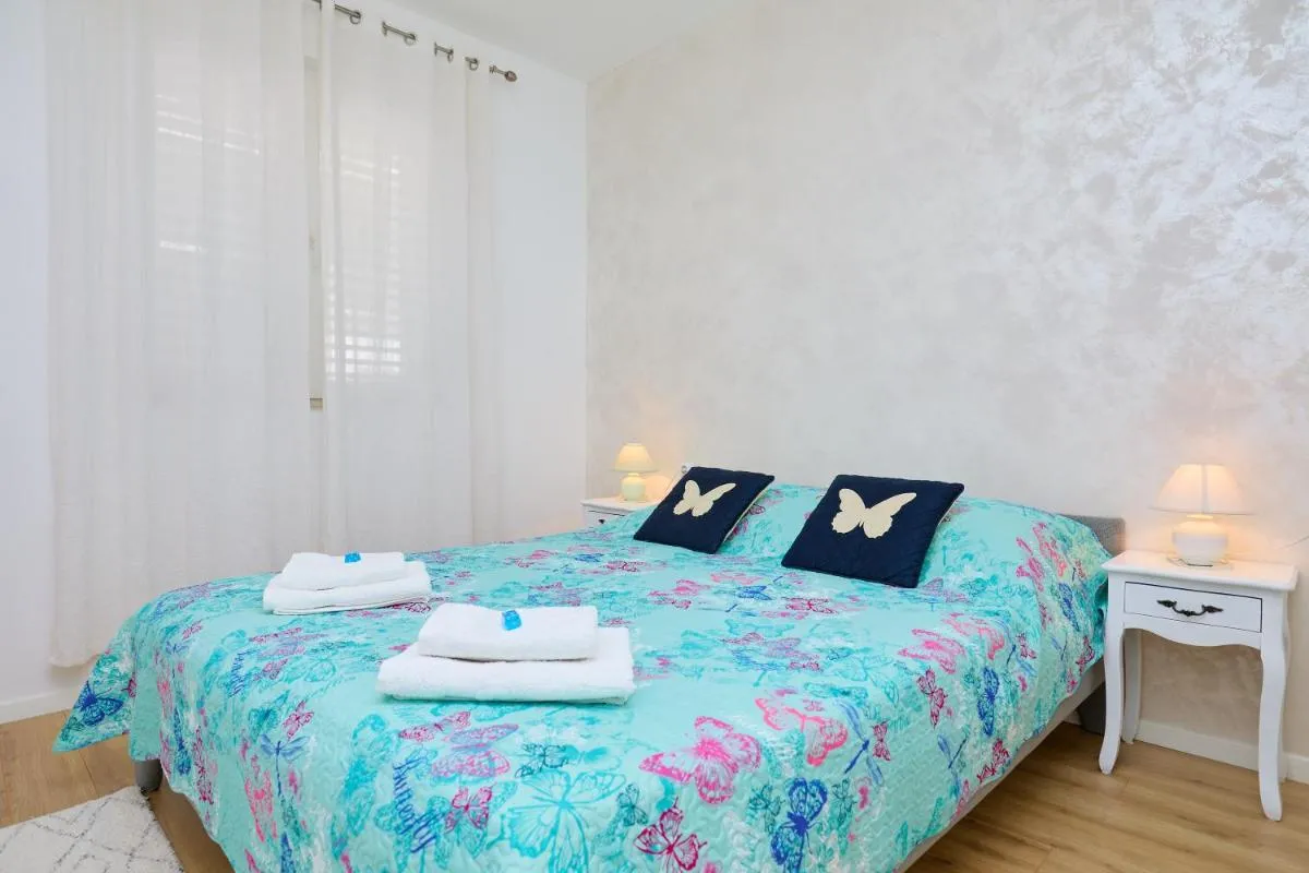 Image 5 of Apartment Piano