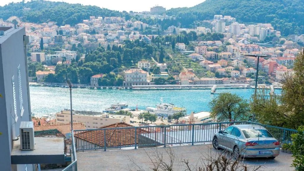 Image 6 of Apartment Piano