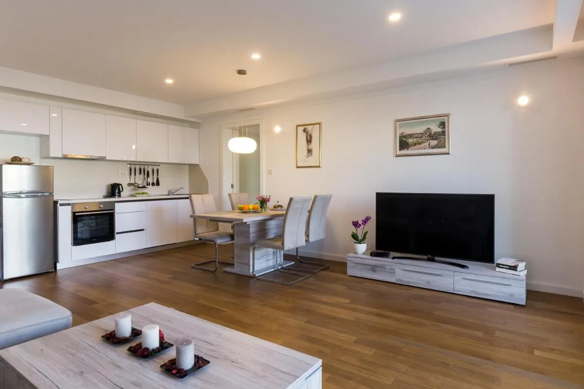 Image 4 of Apartments Nav