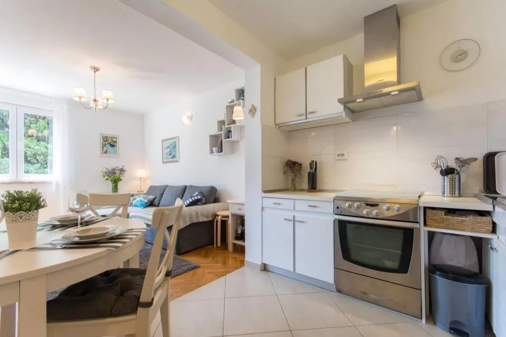 Image 3 of Flora three bedroom apartment near beach