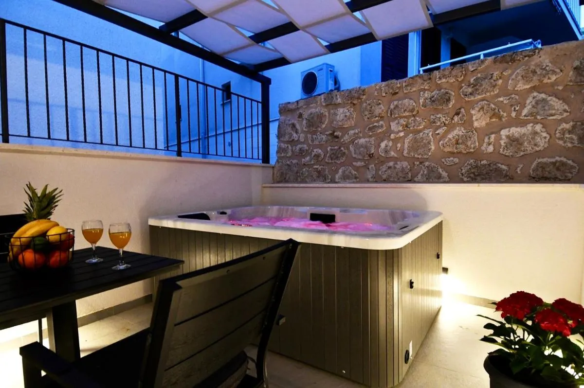 Image 2 of Jacuzzi Apartment Minnie