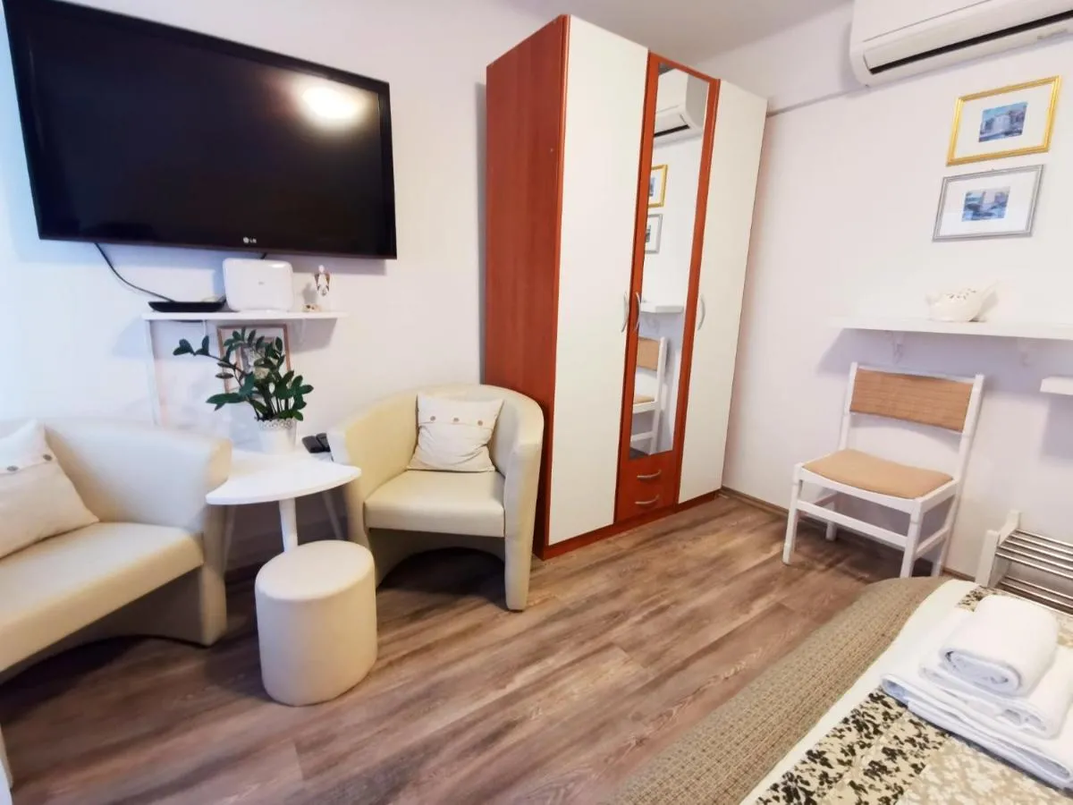 Image 4 of Old Town Apartment Theo