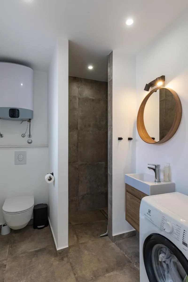 Image 5 of Room Odin