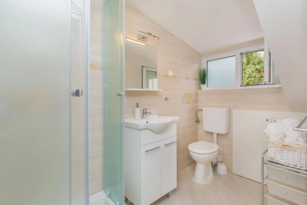 Image 2 of Sobe na Konalu