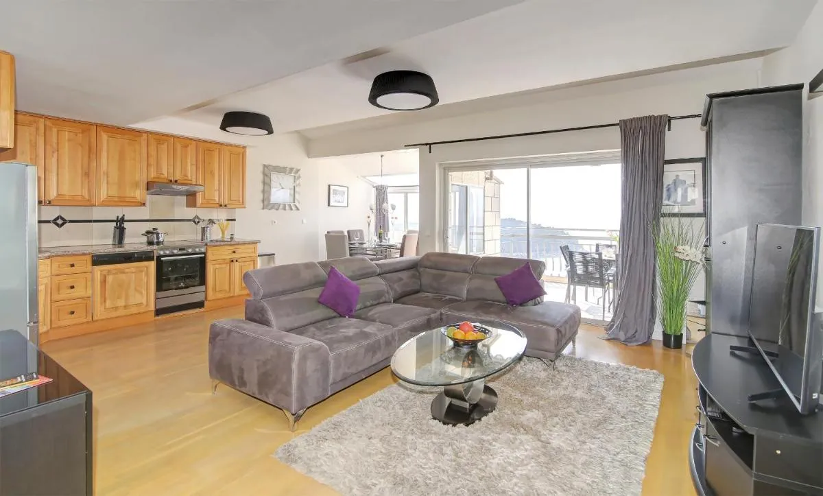 Image 2 of Spacious 2 BR Apt LuxeView- OldTownView, 10min to town