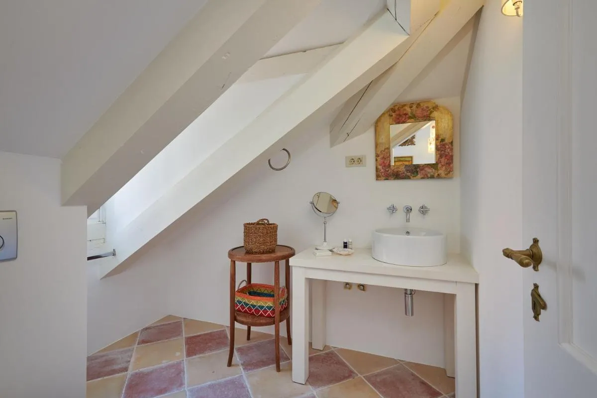 Image 2 of The Palace 44