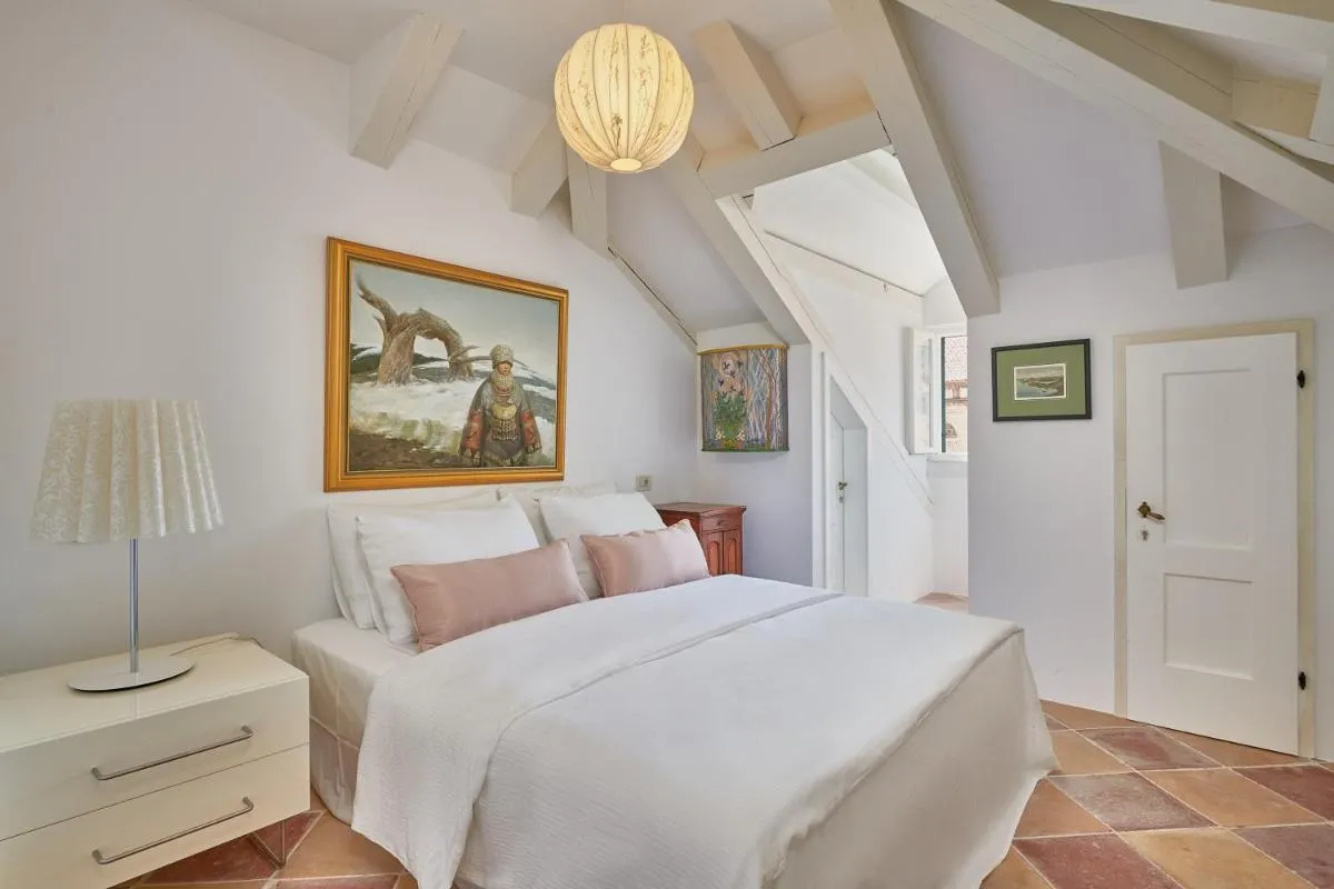 Image 6 of The Palace 44