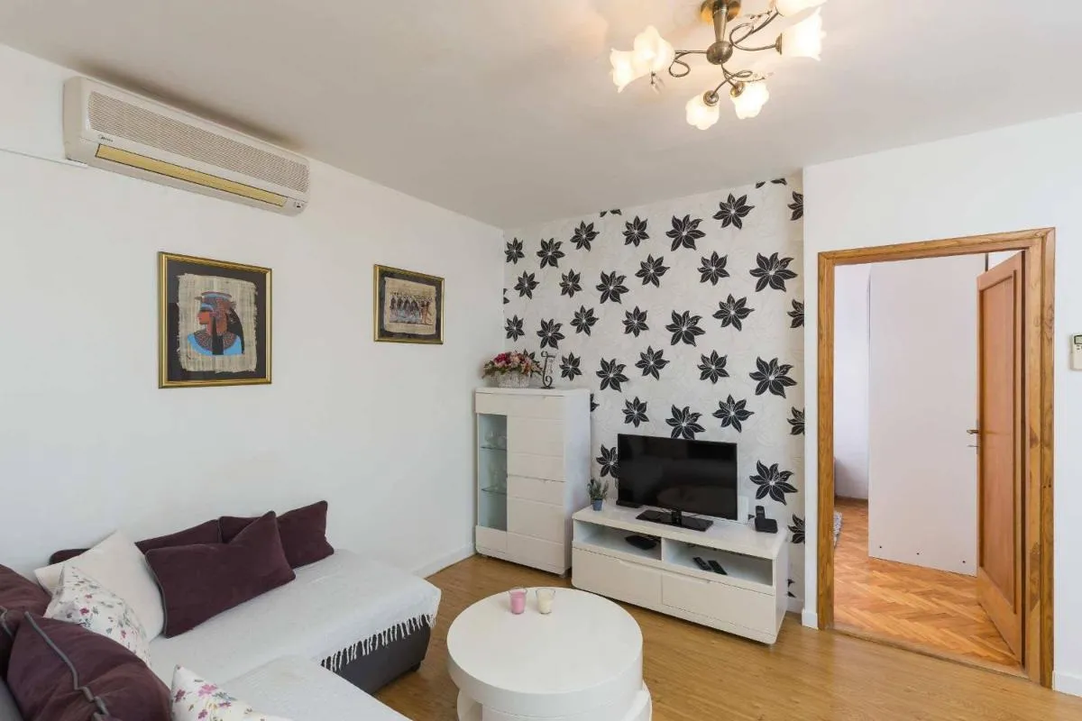 Image 4 of White Rose Apartment