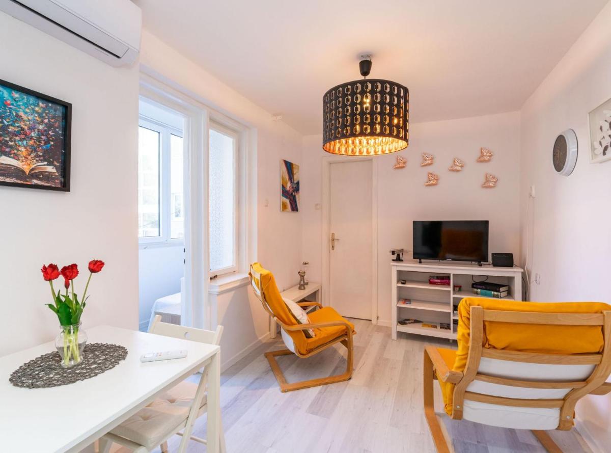 Image 2 of Apartment Butterfly