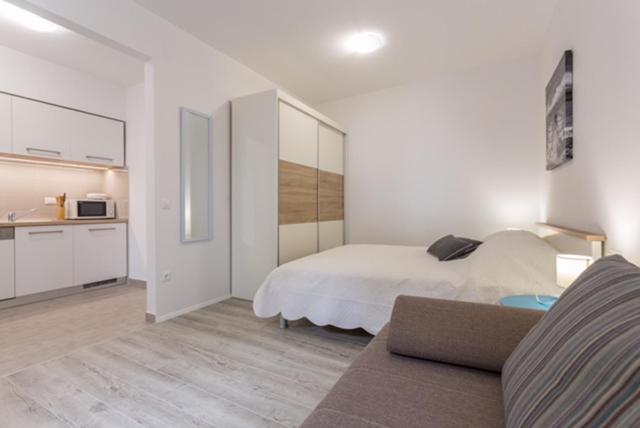 Image 2 of Apartment R&R