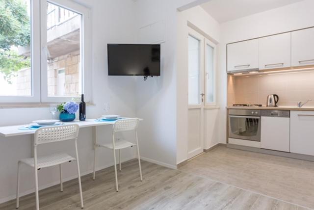 Image 3 of Apartment R&R