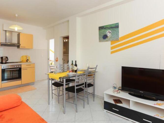 Image 3 of Apartments Pojko – One-Bedroom Apartment with Terrace Yellow
