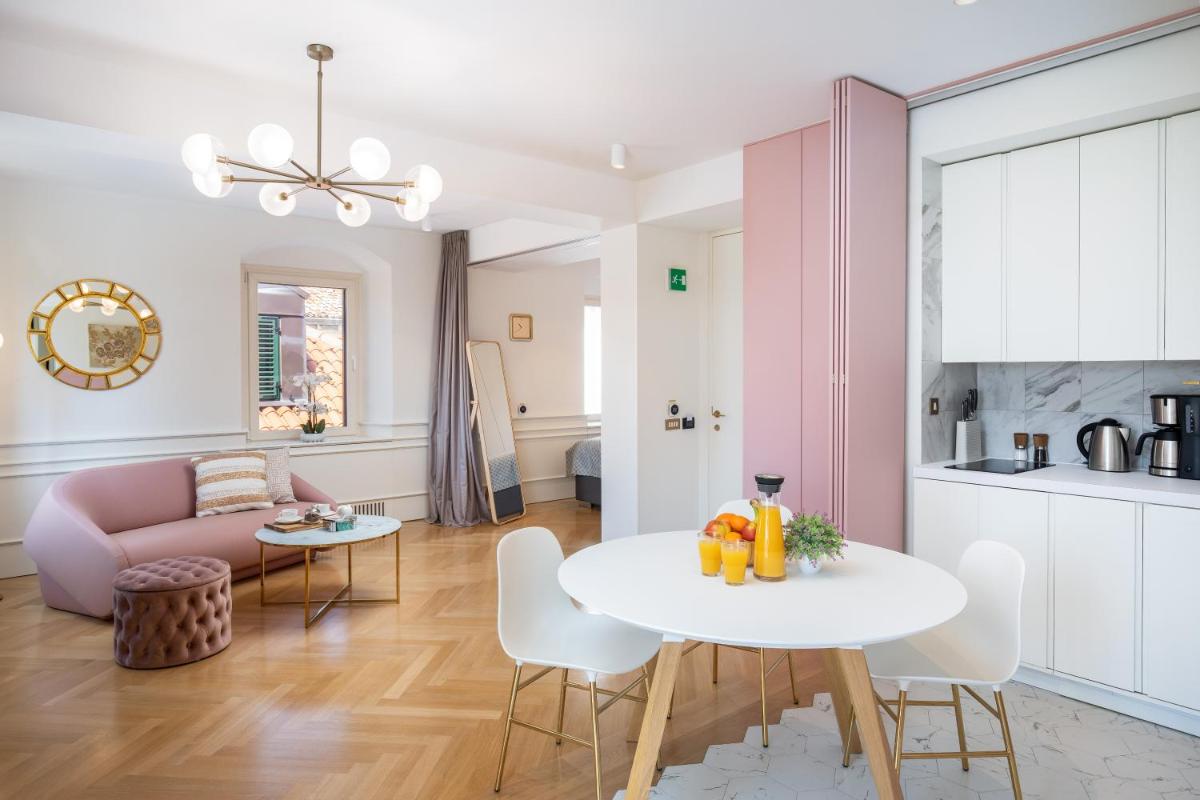 Image 2 of Deluxe Studio Rennesance Corner