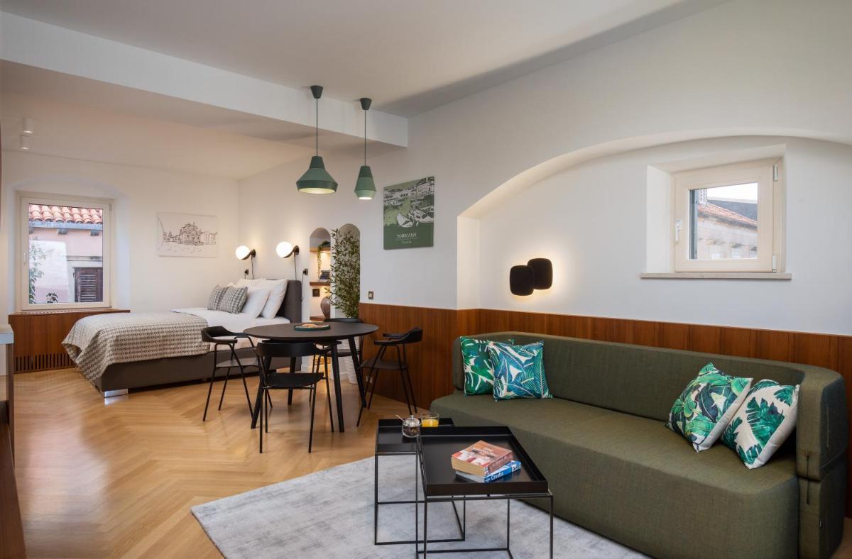 Image 1 of Deluxe Studio Socialist Chic Flavor