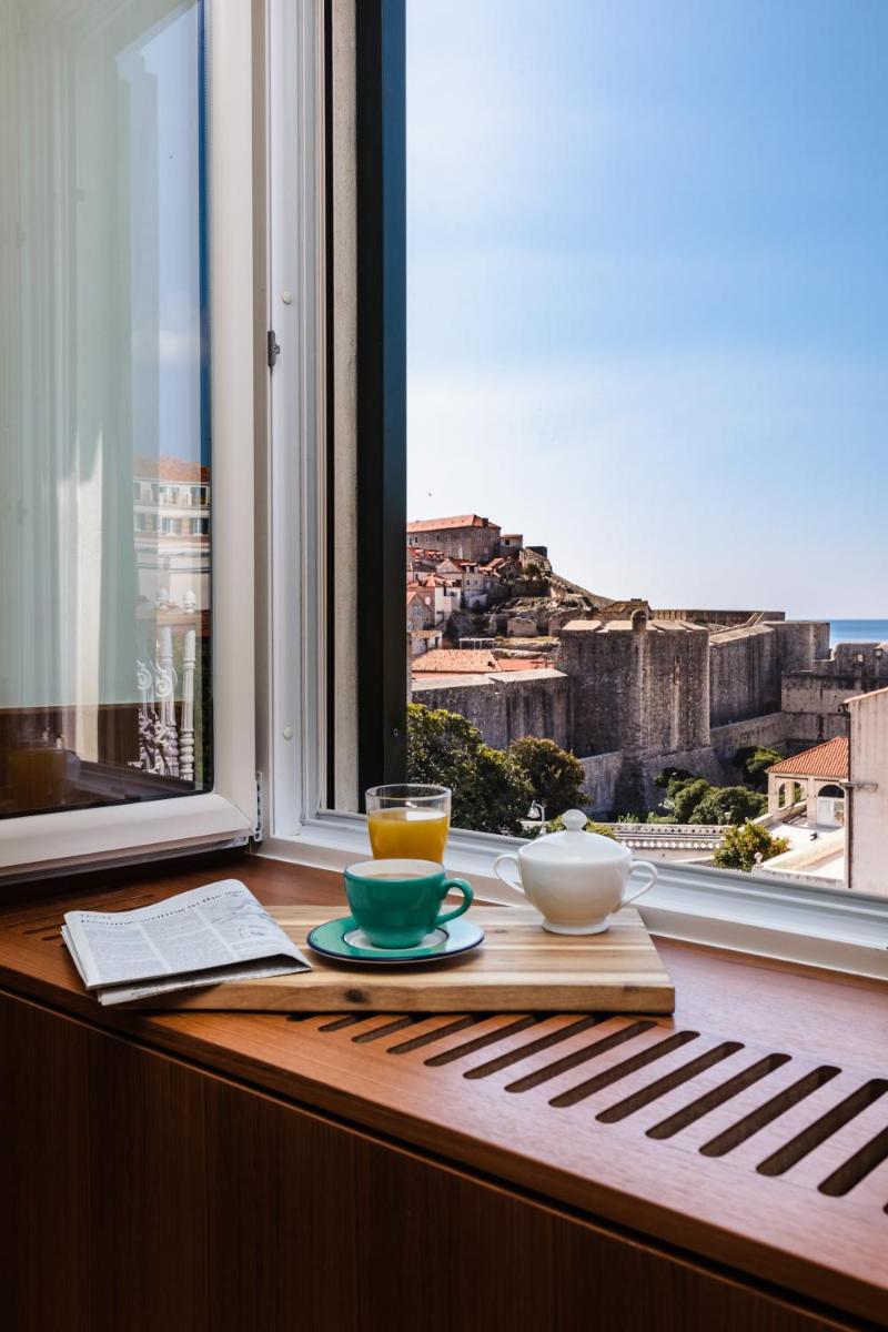 Image 5 of Deluxe Studio Socialist Chic Flavor