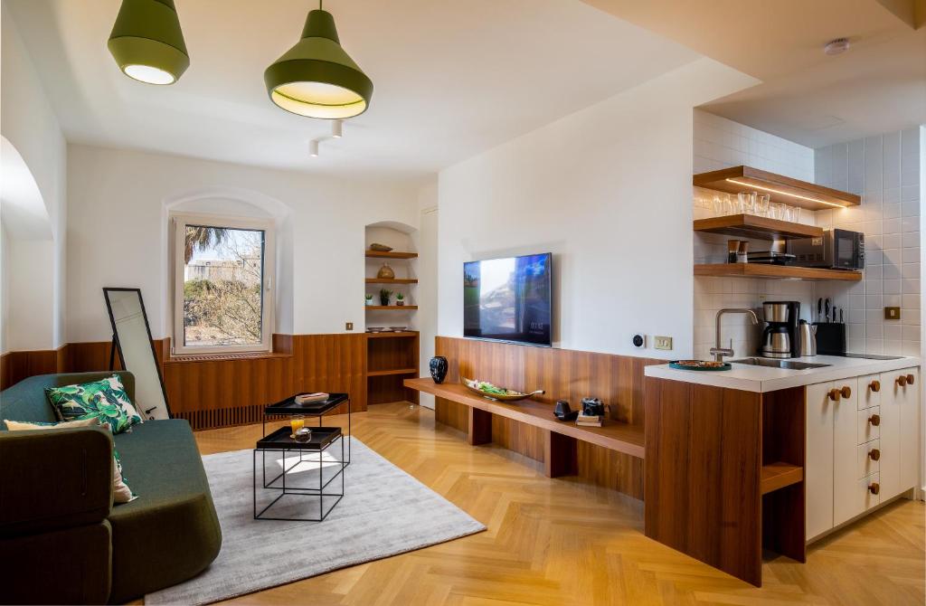 Image of Deluxe Studio Socialist Chic Flavor