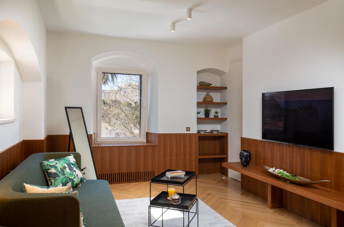 Image 4 of Deluxe Studio Socialist Chic Flavor