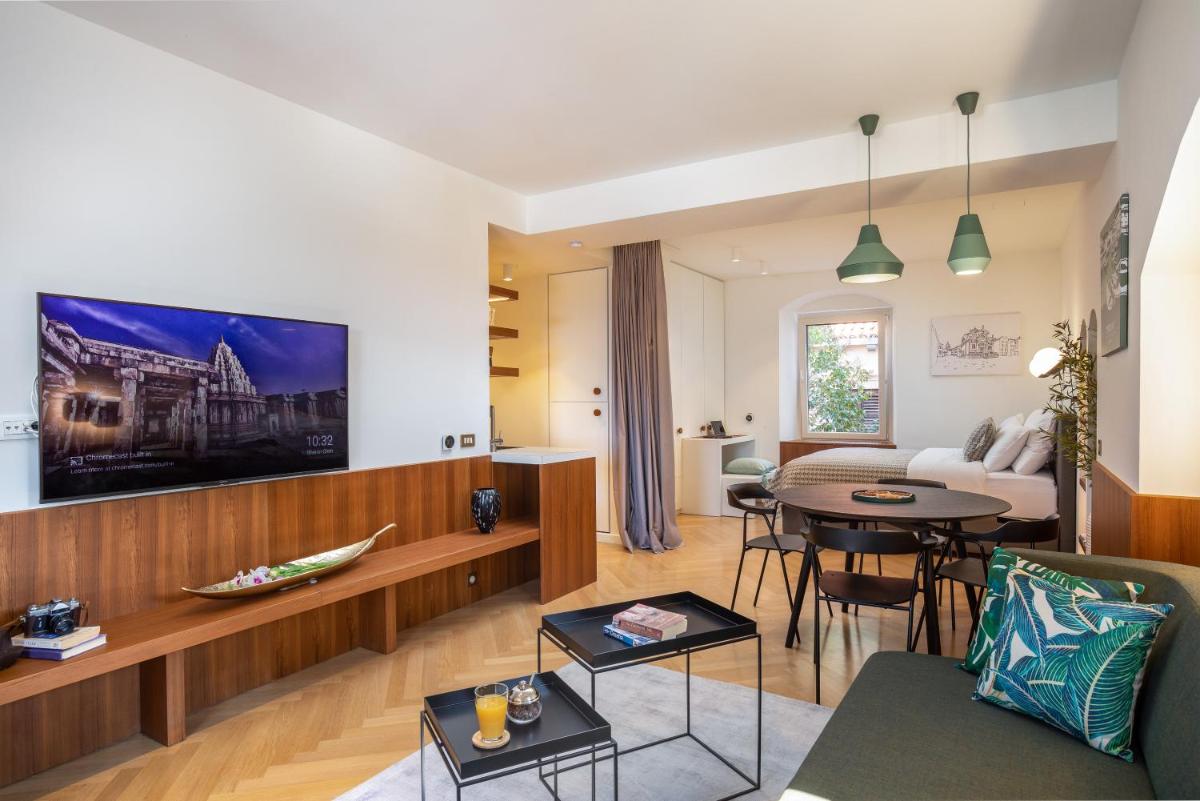 Image 3 of Deluxe Studio Socialist Chic Flavor