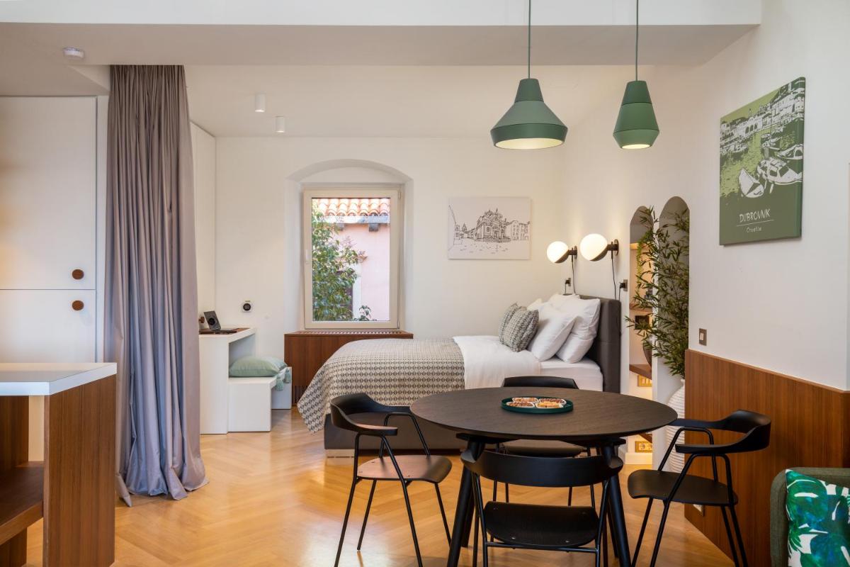 Image 6 of Deluxe Studio Socialist Chic Flavor