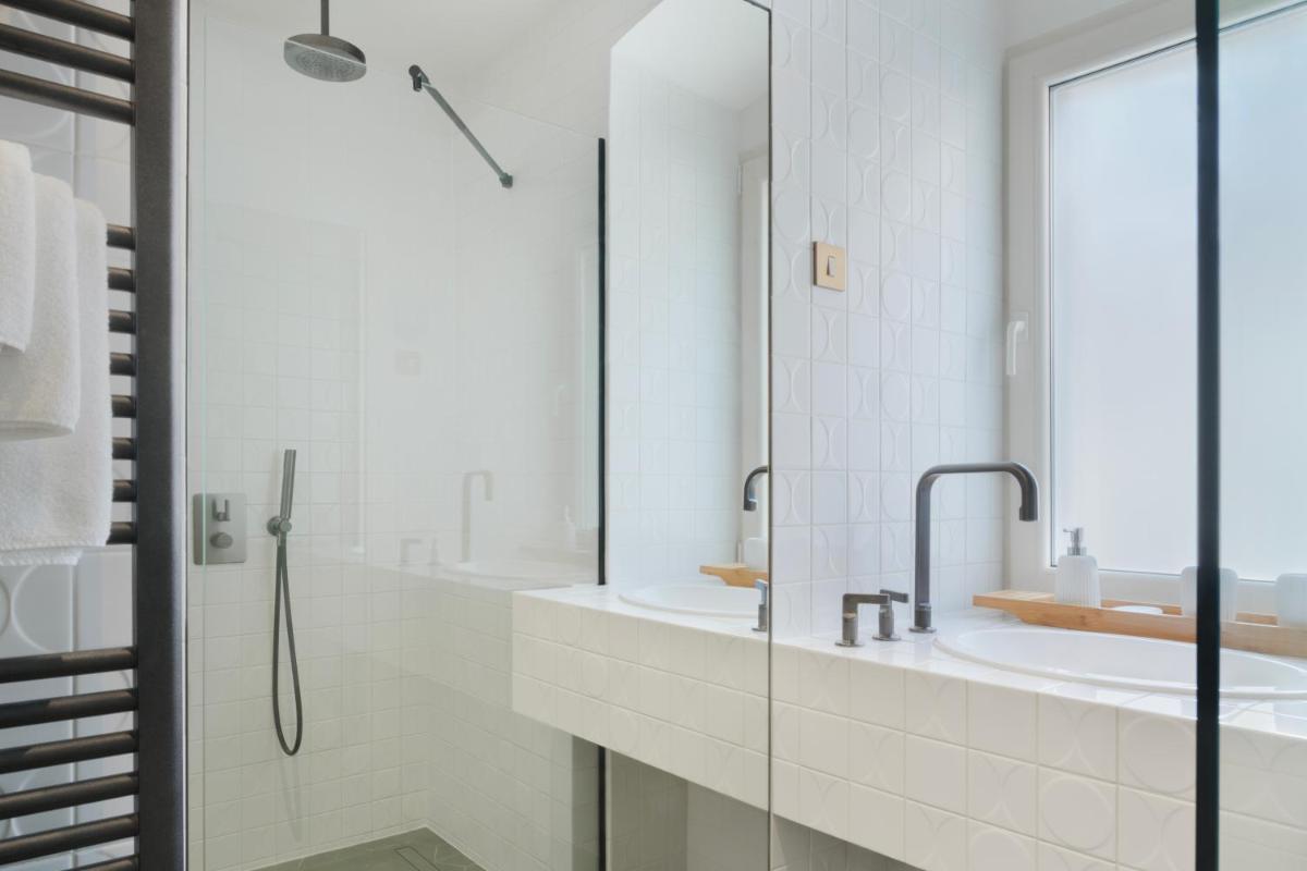 Image 2 of Deluxe Studio Socialist Chic Flavor