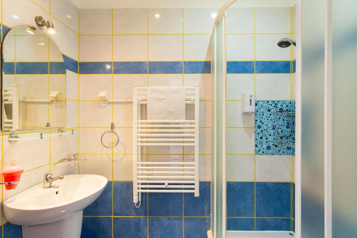 Image 2 of Double Room Lukre with city view