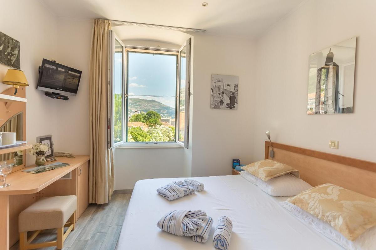 Image 1 of Double Room Lukre with city view