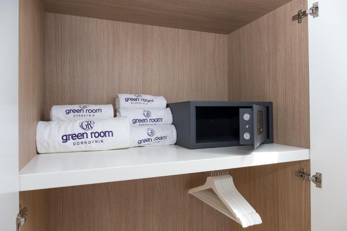 Image 4 of Green Room