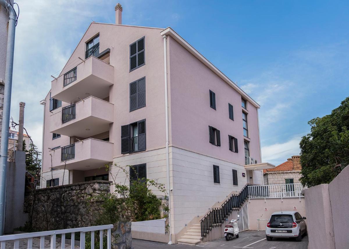 Image 5 of Green Room