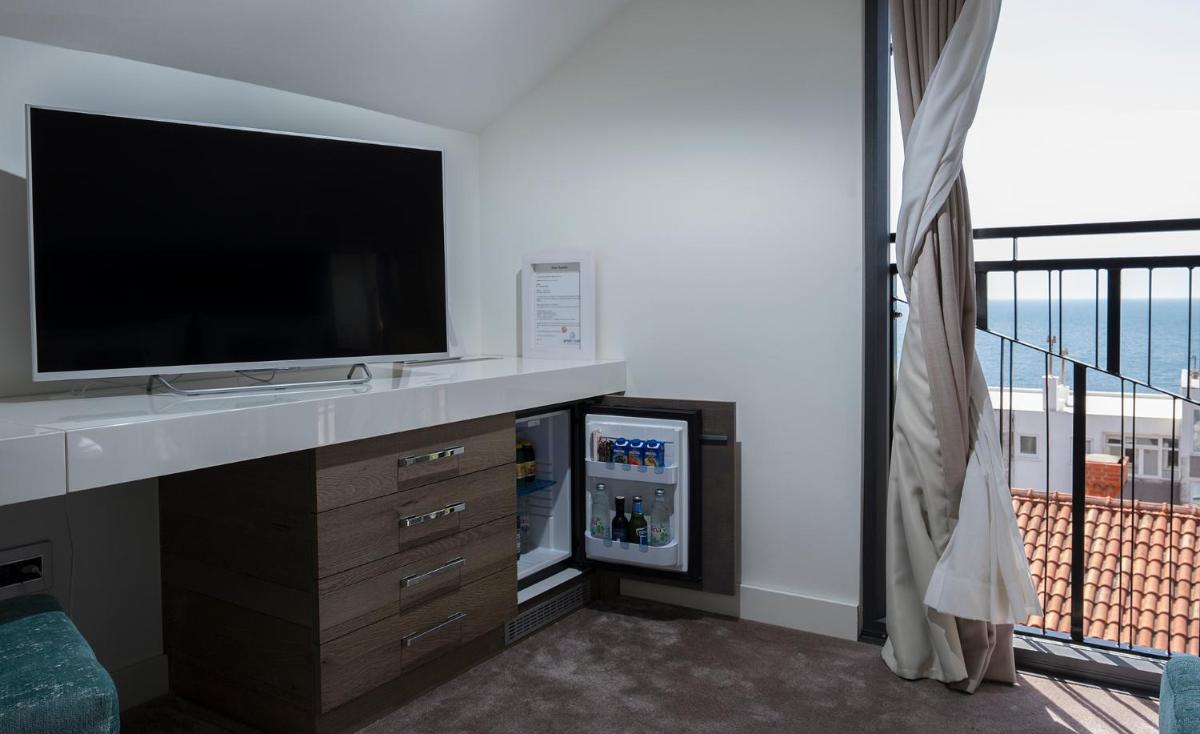 Image 3 of Green Room