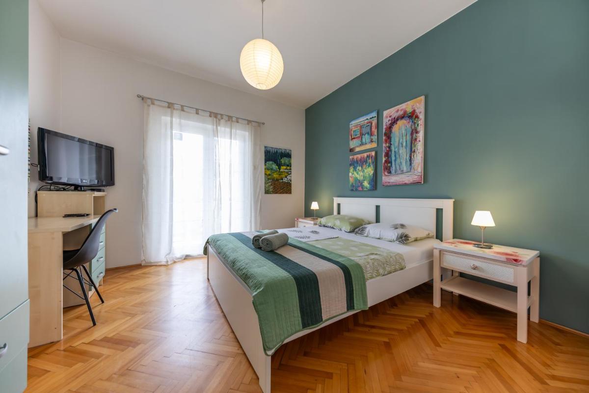 Image 1 of Green holiday