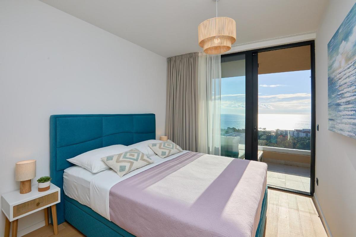 Image 1 of Hedera Estate Hedera A44