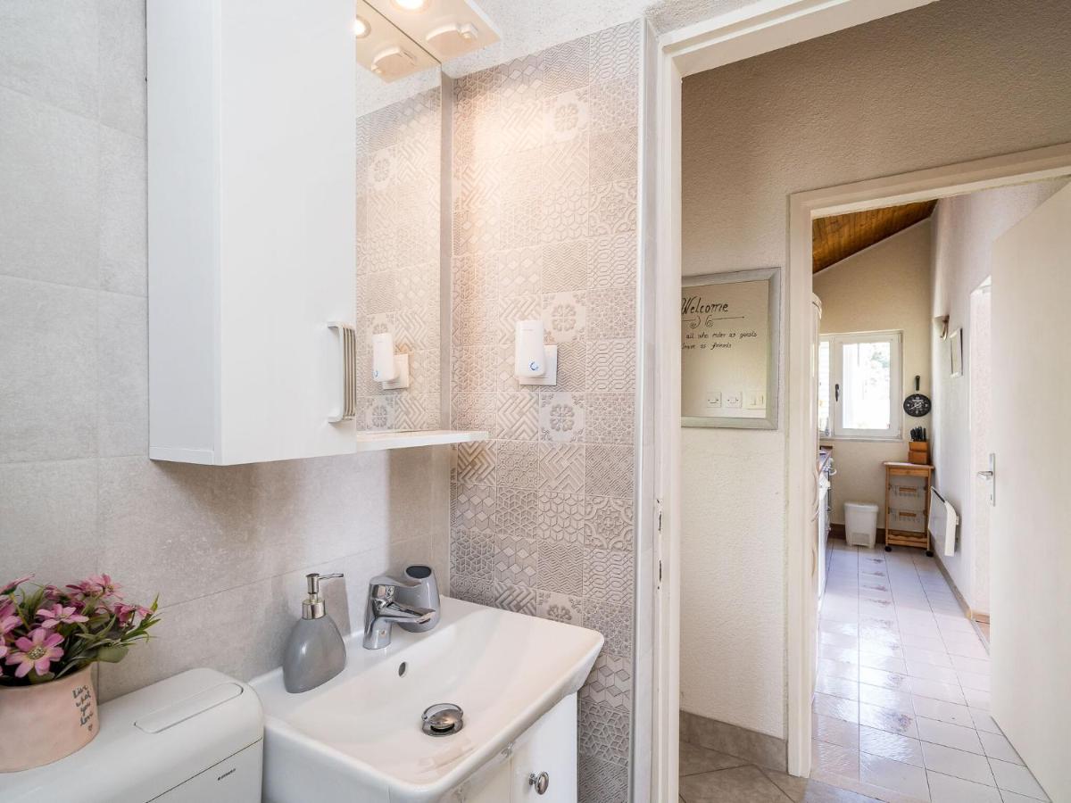 Image 2 of Indy’s Beach Apartments -Two Bedroom Apartment with Balcony and Sea View