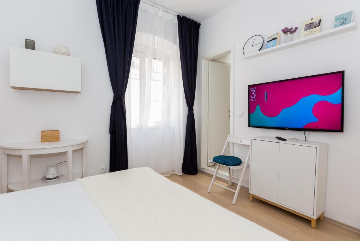 Image 2 of Liberty Town Center Room 1