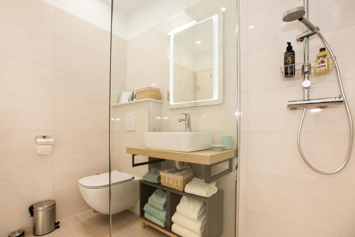 Image 6 of Liberty Town Center Room 1